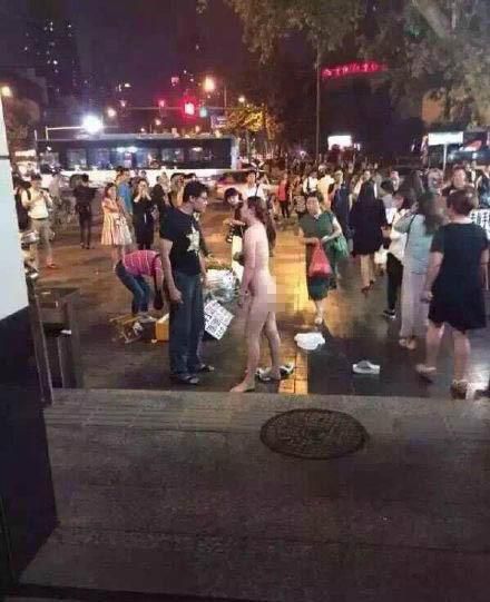 女生一丝未挂情绪激动