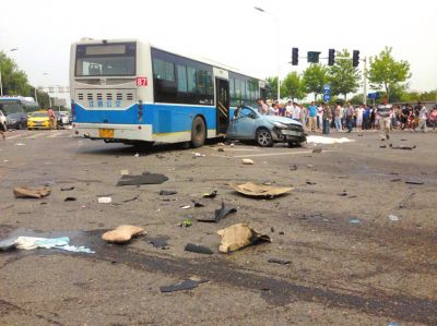 6月20日，江苏南京，马自达被宝马撞成两截。图/东方IC