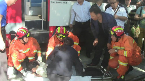 大学生被压 市民推起20多吨电车救人