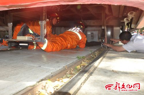 大学生被压 市民推起20多吨电车救人