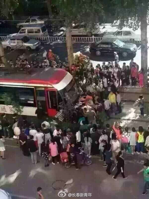 大学生被压 市民推起20多吨电车救人