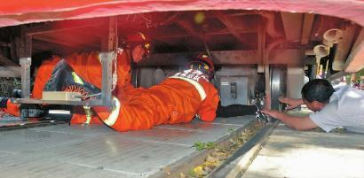 大学生被压 市民推起20多吨电车救人