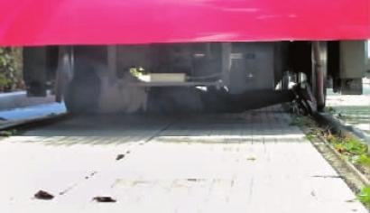 大学生被压 市民推起20多吨电车救人