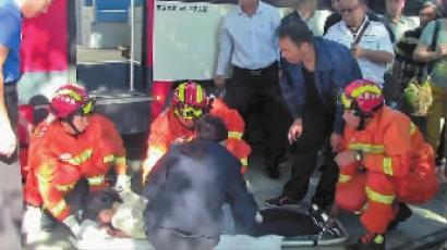 大学生被压 市民推起20多吨电车救人