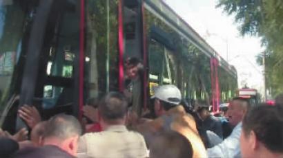 大学生被压 市民推起20多吨电车救人