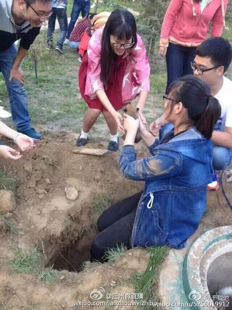 兰州一高校保安活埋刚出生流浪狗 学生将狗挖