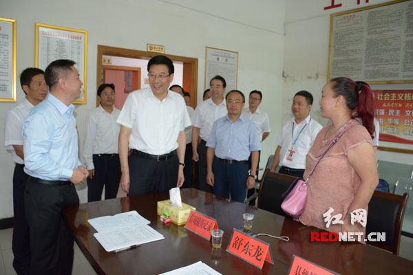 湖南省委书记、省人大常委会主任徐守盛来到芷江，实地考察调研信访工作。