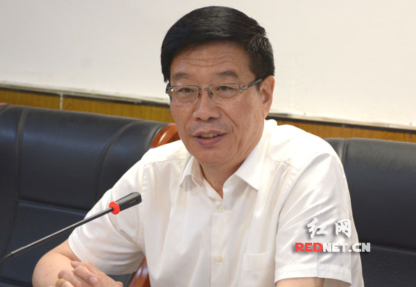 湖南省委书记、省人大常委会主任徐守盛面对面听取群众的信访诉求。