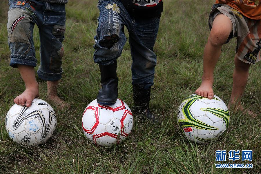 #（图片故事）（7）微小学的足球梦