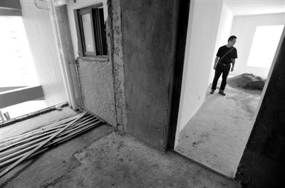 成都一业主装修新家把墙敲了 才发现是邻居家