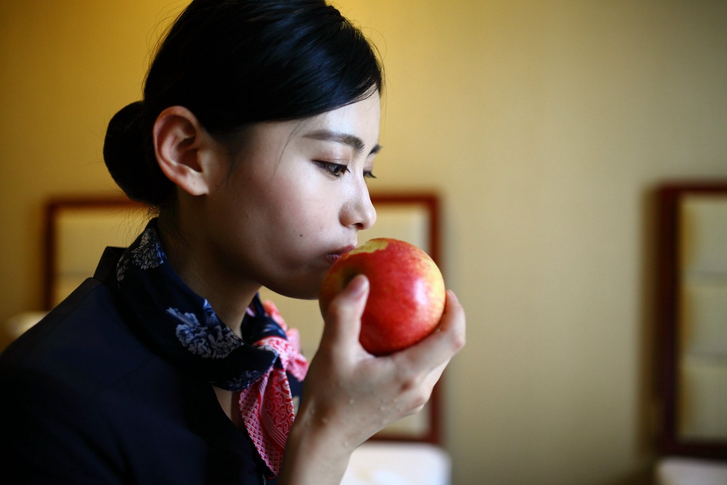 90后空姐业余喜好开网店 自己做模特 (1/19)