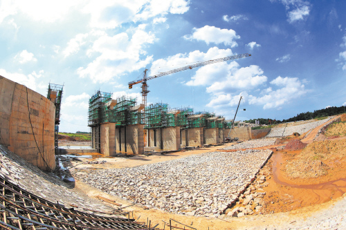 捞刀河老坝建于上世纪60年代。2014年9月，水渡河闸坝改造工程启动，在老河坝上游1公里处新建河坝，整体工程有望明年5月完工，比预计提前两个月。 长沙晚报通讯员 曾诗怡 摄