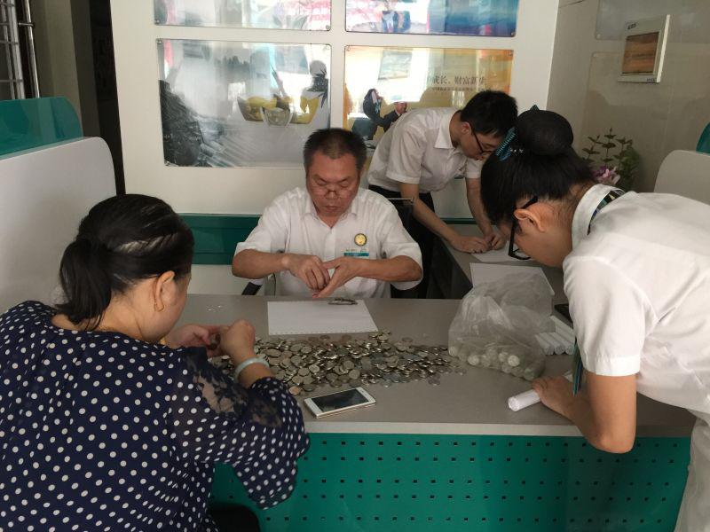 衡阳农行新桥分理处为村民清点兑换九千枚硬币