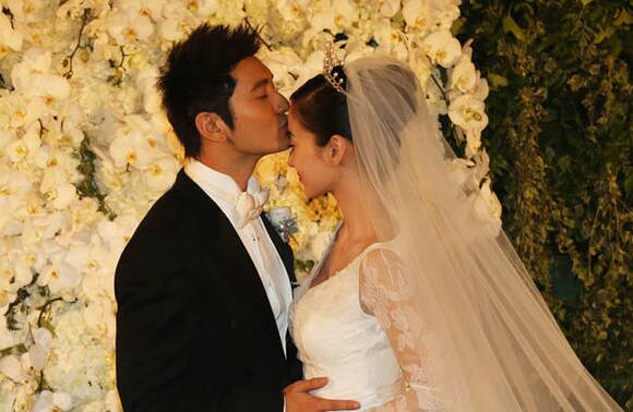 愉快的7天长假结束了,上班的第一天各大媒体头条已被黄教主&Angelababy的大婚所霸占。 梦幻的婚礼现场已击中无数少女的心,婚礼选在上海展览中心举行,作为上海的古董建筑,租金也不便宜。但更让人瞩目的是这对明星夫妇所请的明星嘉宾,这阵容完全是举办电影节的规格。下午已有大批明星陆续抵达上海,今天半个娱乐圈都在上海。下午中式迎亲开始豪车迎亲队,豪华伴郎伴娘阵容,娱乐圈纪委国民老公身着中式礼服的教主夫妇现身向父母行跪拜礼。 事实上,关于这对新人大婚的消息从半个月前就开始刷爆各大社交平台。而bab