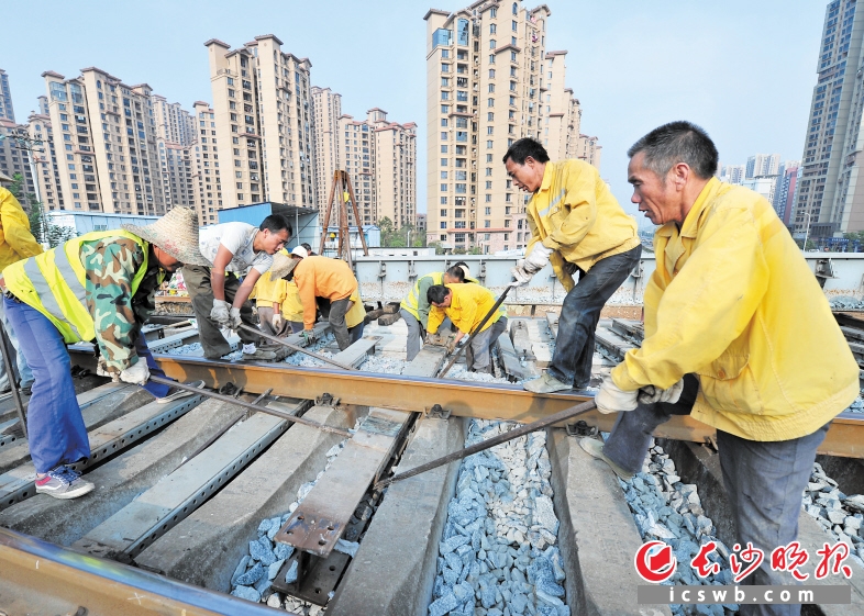 随着隧道主体完工，工人们开始对京广铁路加固钢梁进行拆除。长沙晚报记者 王志伟 摄