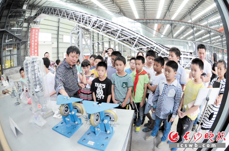 日前，一批市民随同长沙市质监局的电梯专家一起走进电梯安全知识科普基地参观体验。长沙晚报通讯员 刘攀 摄