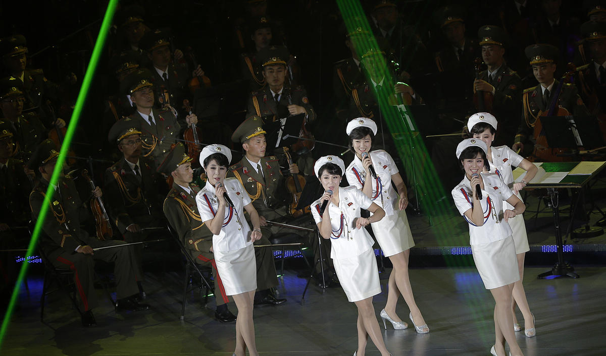 朝鲜 牡丹峰乐团 清纯美女助兴建党70年庆典 - 华