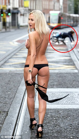 公益组织拍半裸照 吓摔骑车小伙