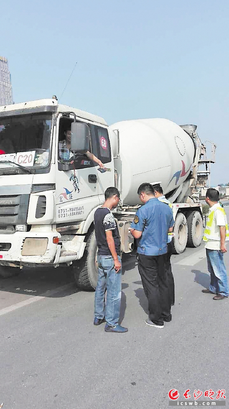 执法人员上路开展巡查执法。开福区环卫管理局供图