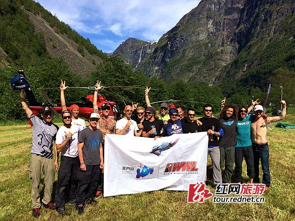 2015年7月,在挪威举办的第四届翼装飞行世锦赛预赛上16名顶级翼装侠胜出,准备赴天门山参加决赛。丁云娟摄