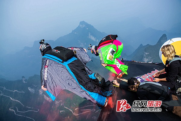 翼装飞行天门山顶起跳瞬间。彭立平摄