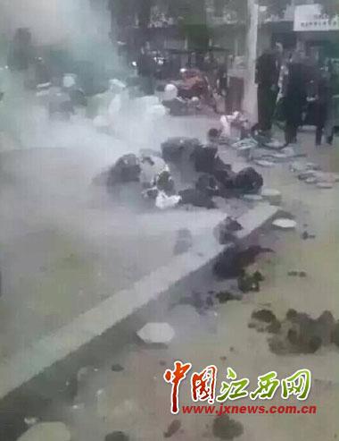 2袋棉花当街燃烧（图源网络）