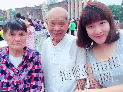 八旬夫妻穿情侣装逛街 网友称“又潮又有爱”