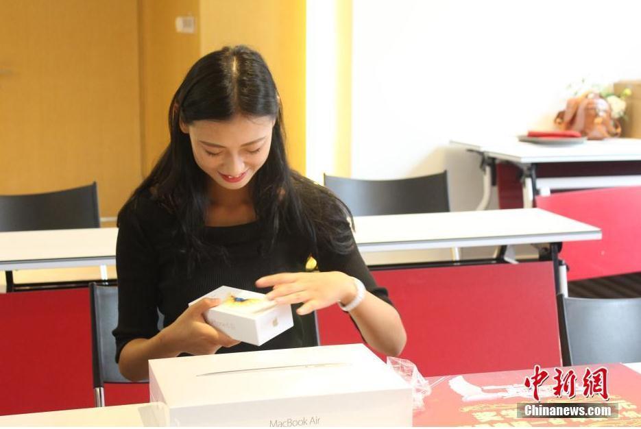 四川高校赠优秀新生“苹果套餐” 女生喜上眉梢