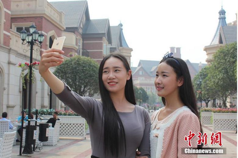 四川高校赠优秀新生“苹果套餐” 女生喜上眉梢