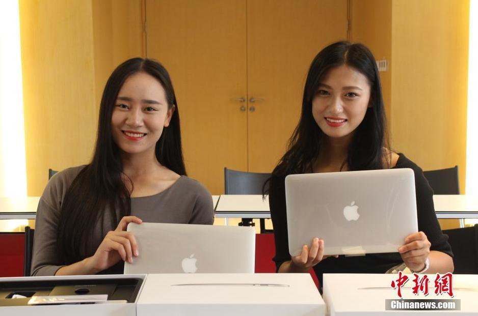 四川高校赠优秀新生“苹果套餐” 女生喜上眉梢