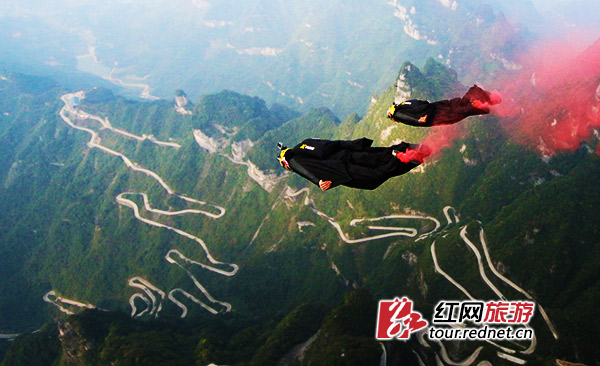 诺亚和朱力安在天门山巅纵身一跃，2015年新科“翼装之王”由此决出。