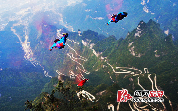 翼装飞行编队表演中，三位队员结对呈三角形飞向大地。