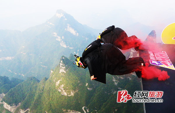 两人从悬崖跃下的瞬间。