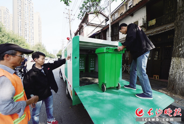 昨日，一批崭新的餐厨垃圾收运专用车在开福区启用，长沙市餐厨垃圾全覆盖收运试点在开福区启动。长沙晚报记者石祯专 摄