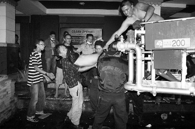  KTV起火后不久，印尼救援人员将遇难者尸体搬离现场 图/IC