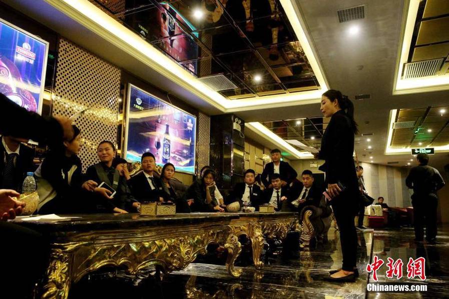 夜幕下娱乐场所的美女营销总监