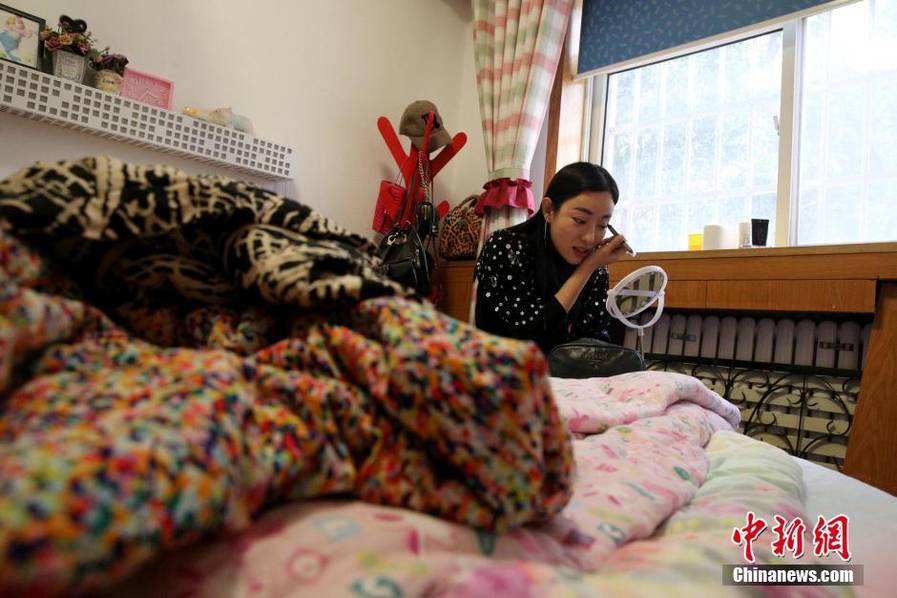 夜幕下娱乐场所的美女营销总监
