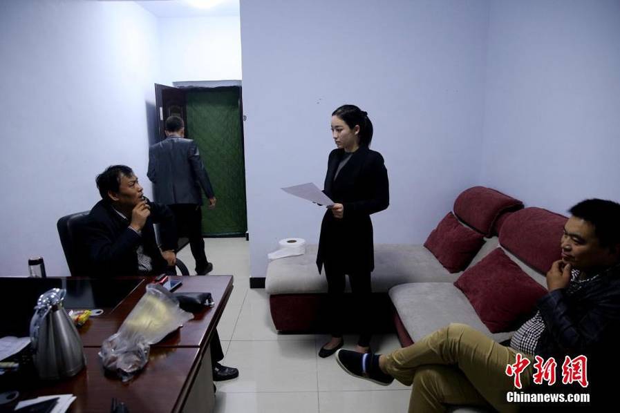 夜幕下娱乐场所的美女营销总监