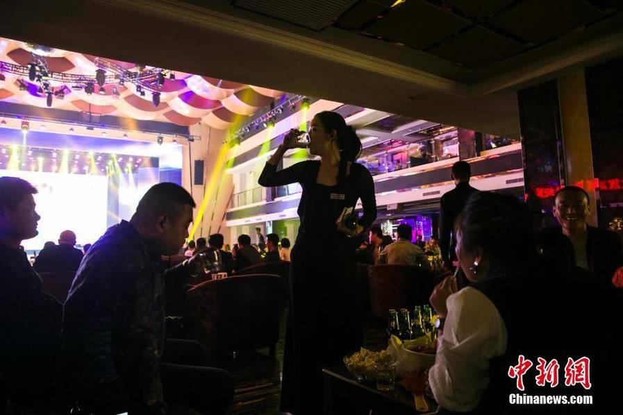 夜幕下娱乐场所的美女营销总监