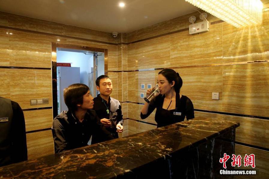 夜幕下娱乐场所的美女营销总监