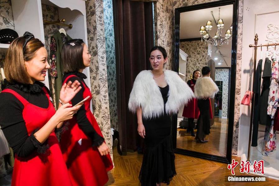 夜幕下娱乐场所的美女营销总监