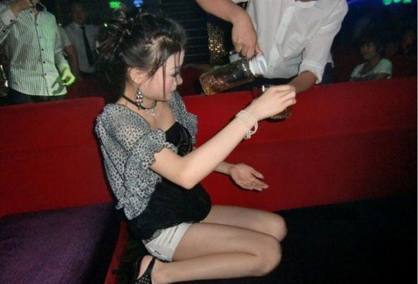 酒吧女自曝内幕：环境混乱不堪还要完成创收任务