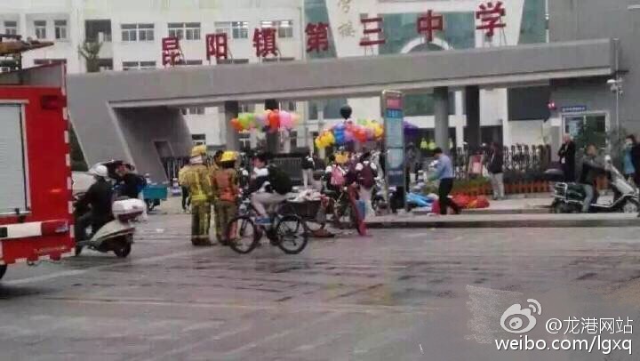 温州一中学门口发生氢气爆炸 卖气球摊贩身亡