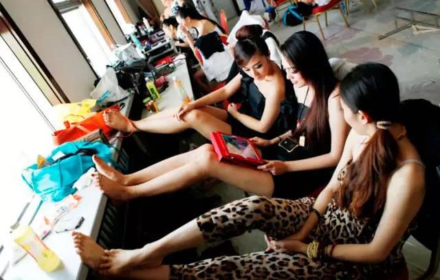 揭秘车模台前幕后的私密生活：月入万元缺乏安全感