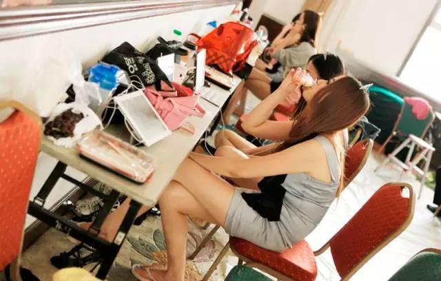 揭秘车模台前幕后的私密生活：月入万元缺乏安全感