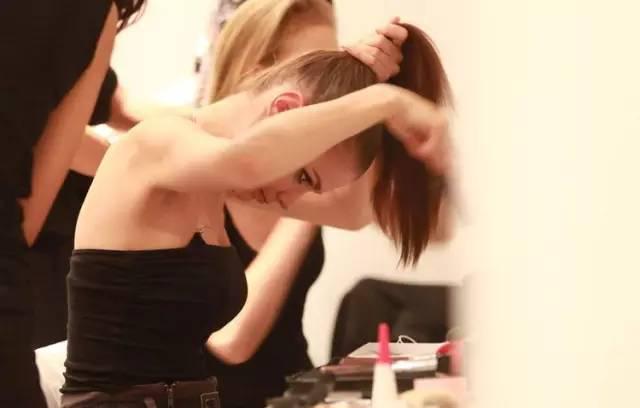 揭秘车模台前幕后的私密生活：月入万元缺乏安全感