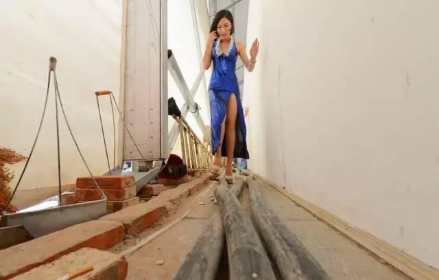 揭秘车模台前幕后的私密生活：月入万元缺乏安全感