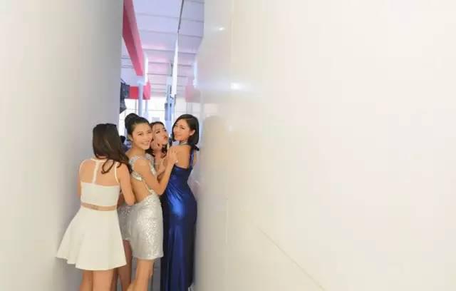 揭秘车模台前幕后的私密生活：月入万元缺乏安全感