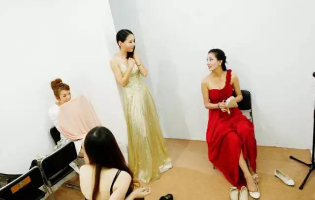 揭秘车模台前幕后的私密生活：月入万元缺乏安全感