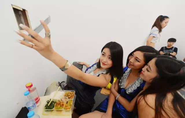 揭秘车模台前幕后的私密生活：月入万元缺乏安全感